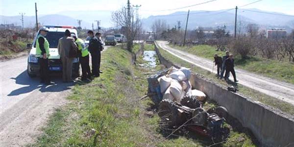 Traktör sulama kanalına uçtu: 2 yaralı