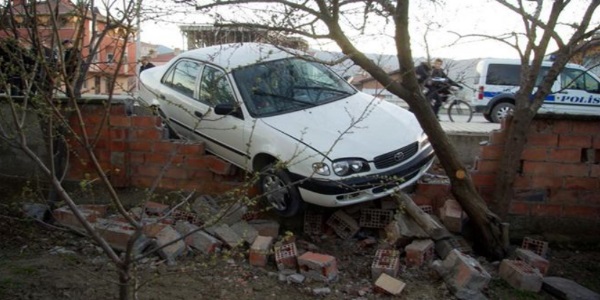 Kad�n s�r�c� �nce ��rencilere sonra duvara �arpt�