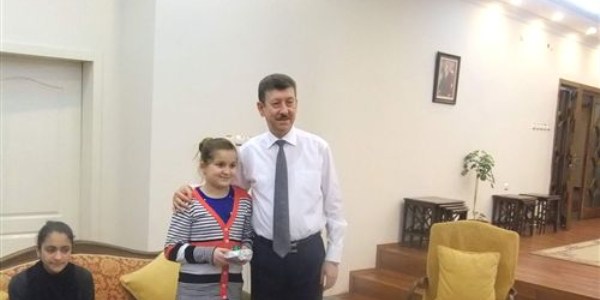 Vali, öğrencileri evinde ağırladı