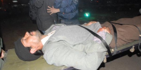 Sırtına orak saplandı