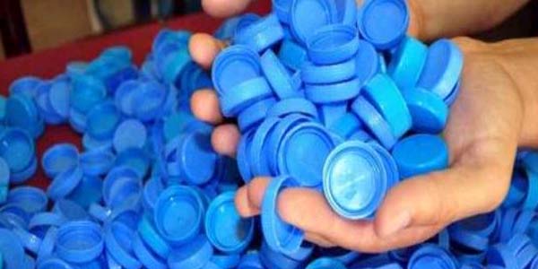Mavi kapak topladığı sırada dere yatağına düştü