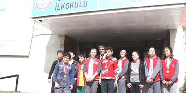 Düzce İsmetpaşa ortaokulunda başarılı öğrencilere ödül yağmuru