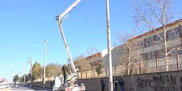 Rüzgarın yıktığı elektrik direklerinin onarımı tamamlandı