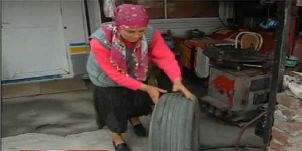 Elinin hamuruyla 17 yıldır lastik tamir ediyor