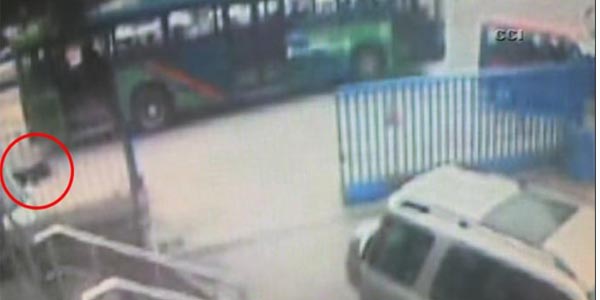 Lise öğrencisi kız hareket halindeki otobüsten düştü/ Video