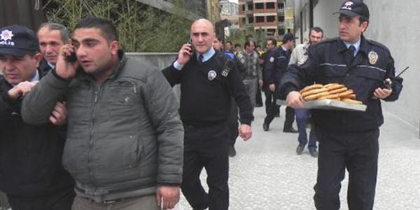 Kadın müteahhit söz verdi, kredi borcu için inşaata çıkan simitçi ikna oldu