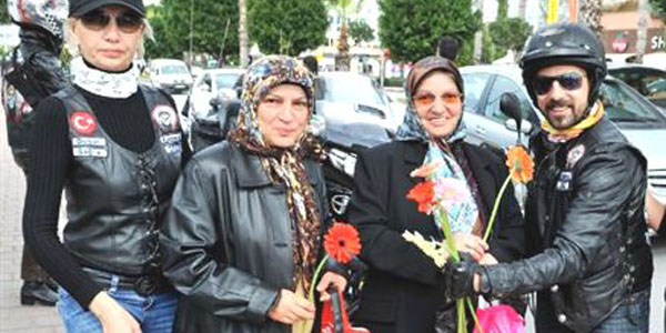 Motor tutkunlarından kadınlara çiçek jesti