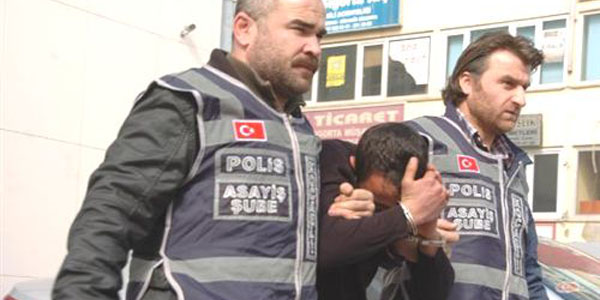 Çaldıkları aracı parçalarken yakalandılar