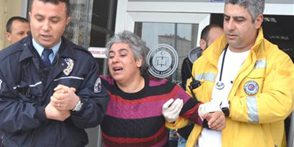 Oğlunun tutuklanmasına dayanamadı