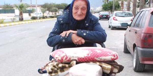 76 yaşındaki kadın el arabasıyla sokaklarda bayat ekmek topluyor
