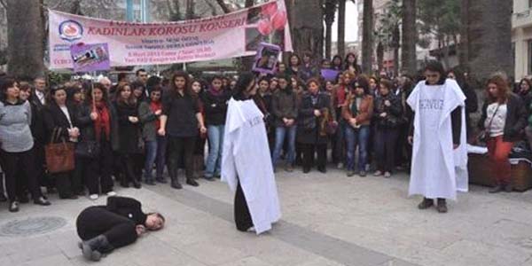 Kadınlar günü etkinliğinde arbede: 4 erkek gözaltında