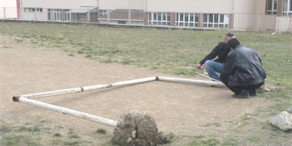 Kale direği üzerine devrilen öğrenci yaralandı