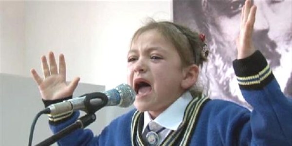Betül, İstiklal Marşı'nı okurken ağladı, ağlattı