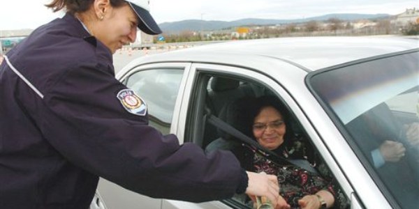 Otoyol polisi kadınlar gününde çikolata dağıttı