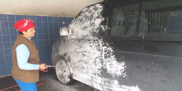 Geliniyle otomobil yıkayarak evini geçindiriyor