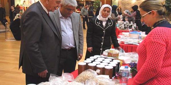 Kadınlar El Emeklerini Sergiledi
