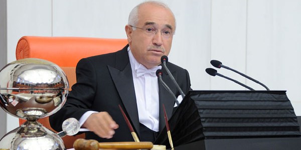 Elinde tesbih vekile posta koyan danışmanlar var