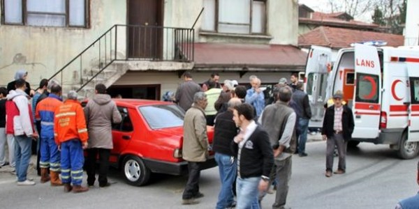 Otomobil, otobüs bekleyen öğrencilere çarptı: 3 yaralı