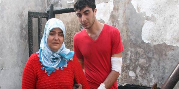 Evi yanan anne ile oğul sokakta kaldı