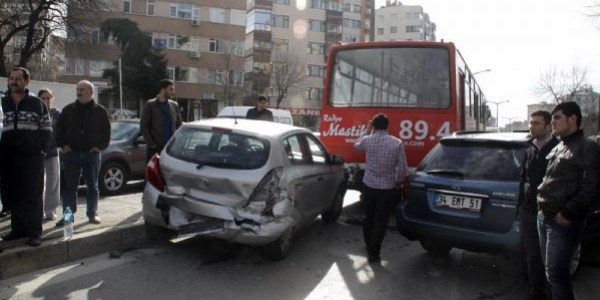 Kadıköy'de kaza: Ortalık savaş alanına döndü