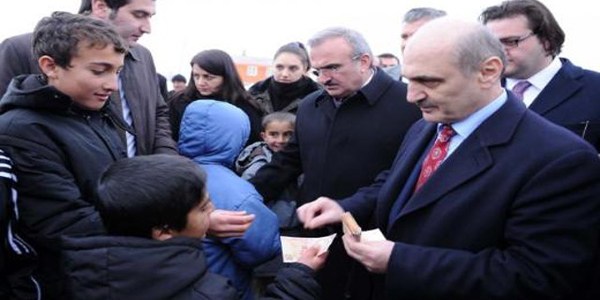 Bakan Bayraktar çocuklara harçlık dağıttı