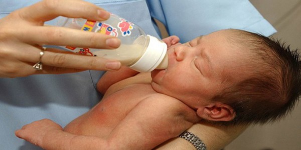 Bebeğe verilen katı gıdalar obezite yapıyor