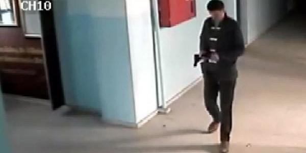 Öfkeli ağabey tabancayla okul bastı/ Video