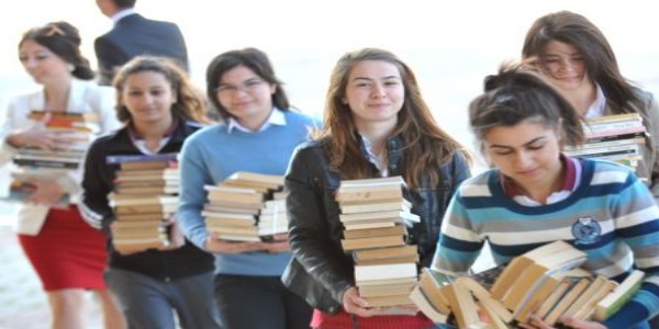 Kitap isteyen öğretmenin sesine duyarsız kalmadılar