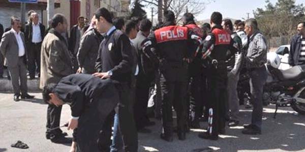 Kavgaya müdahale eden polislerden 1'i yaralandı