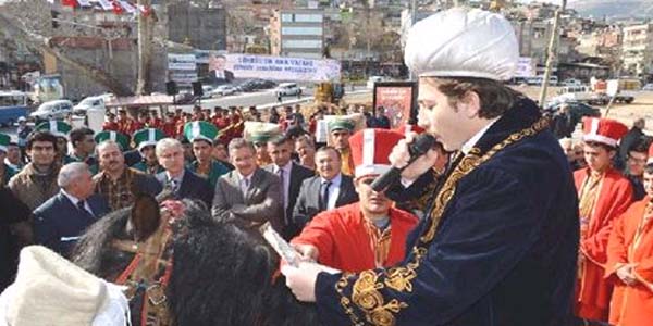 Kahramanmara'ta Osmanl kyafetleri giyerek, 60 bin smbl diktiler