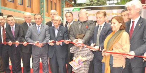 Doğan Hızlan: Okuma alışkanlığı için mahalle kitaplıkları şart