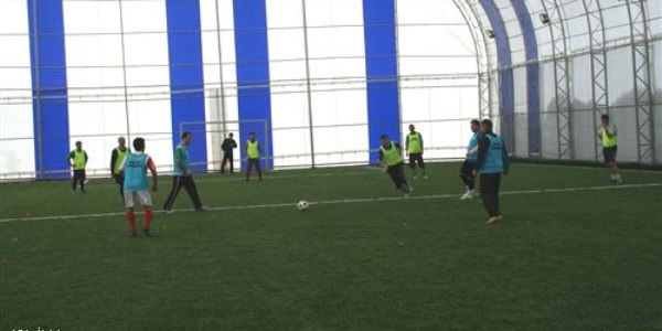 Bulanık Kaymakamlığı'ndan gençlere halı saha