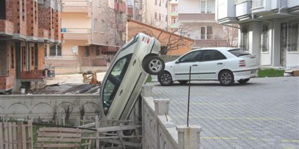 Park etmeye çalıştığı aracı apartmanın bahçesine düşürdü
