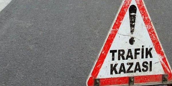 Bebeğini emzirirken takla attı