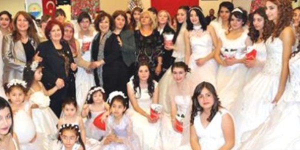 Liseli kızlardan gelinlik defilesi