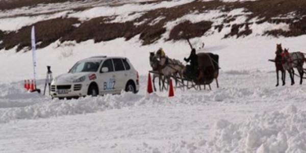 Atl� k�zak��lar rallicilere kar��