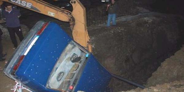 Ke�an otomobil, in�aat�n kanalizasyon �ukuruna d��t�