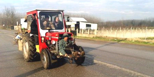 Trakt�rde tehlikeli yolculuk