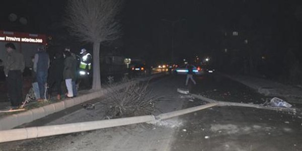 Ehliyetsiz sürücü beton direği yıktı