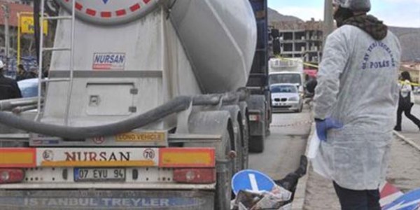 Beton mikserinin altında kalan yaşlı adam öldü