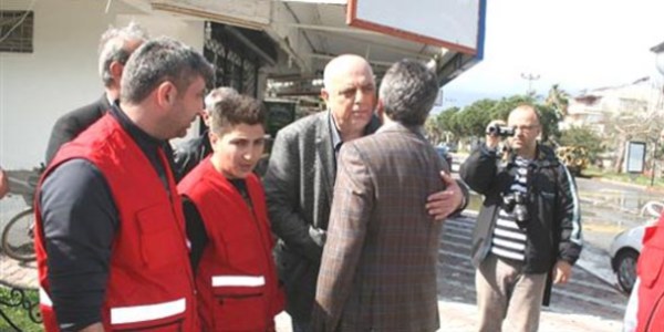 Edremit'te selzedelere ilk koşan yardım kuruluşu kızılay oldu