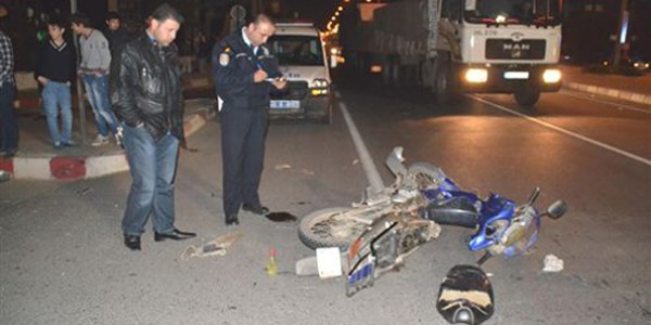 Futbolcular�n bulundu�u otomobile motosiklet �arpt�: 3 yaral�