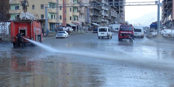 Şemdinli'de çamurlu yollar yıkandı