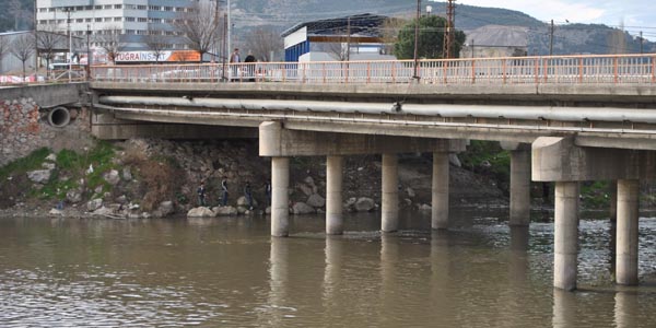 Irmağa kapılan çocuk yoğun bakımda