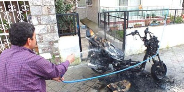 Yeni aldığı motosiklet alev aldı, hortumla müdahale etti