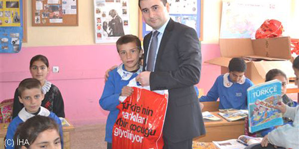 Ögrencilere yardım dağıtımı