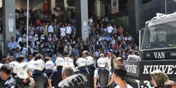 Van'da iki belediye bakan greve iade edildi