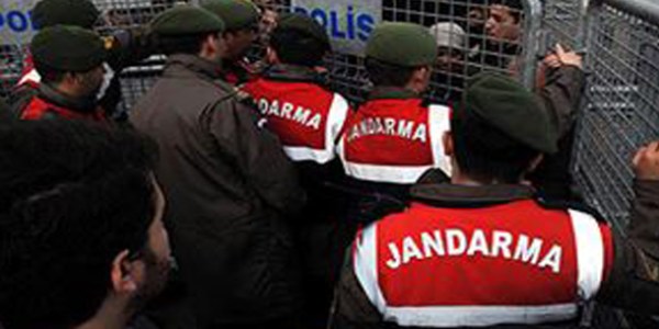 Jandarma ile avukatlar yumruklaştı