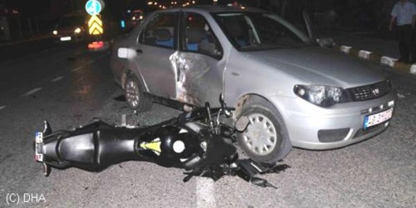 Ehliyetsiz motosikletli, otomobile �arpt�