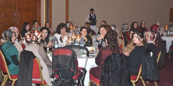 Polis e�leri yemekte bir araya geldi
